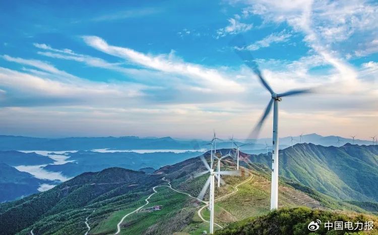 我国自主建造的首艘双燃料甲醇加注船——“大庆268”轮在深圳盐田港码头正式启用