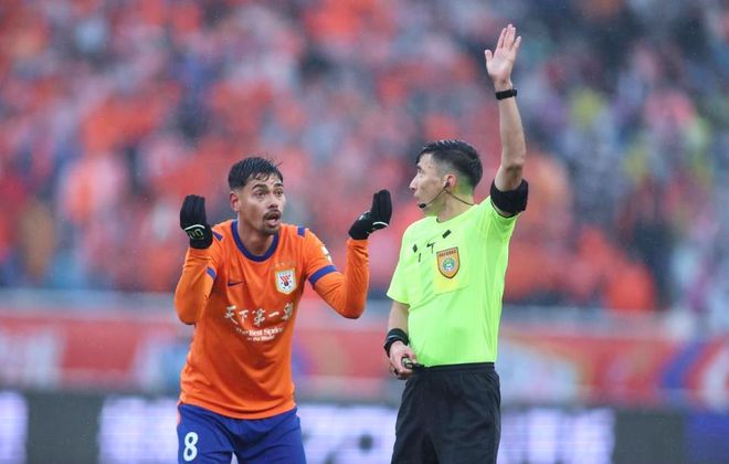 中超京鲁大战关键判罚遭质疑，VAR未介入引争议