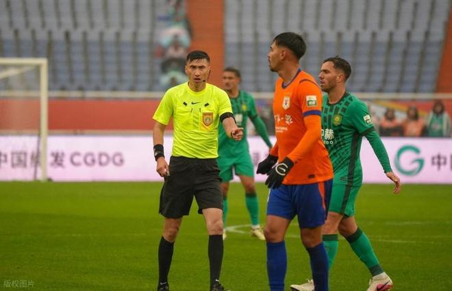 中超京鲁大战关键判罚遭质疑，VAR未介入引争议