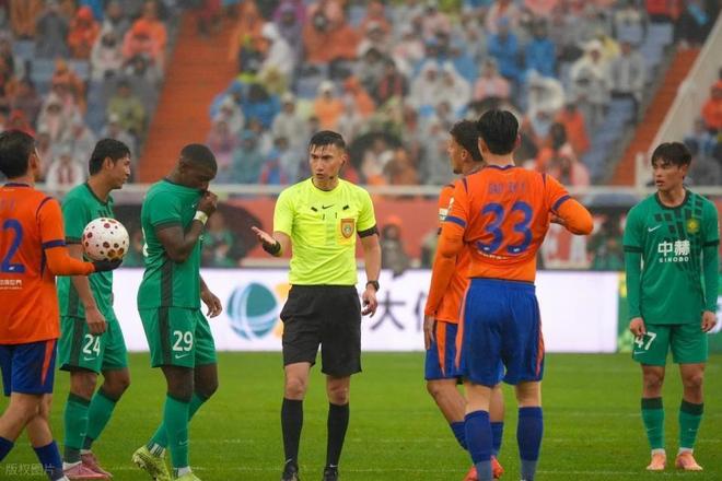 中超京鲁大战关键判罚遭质疑，VAR未介入引争议