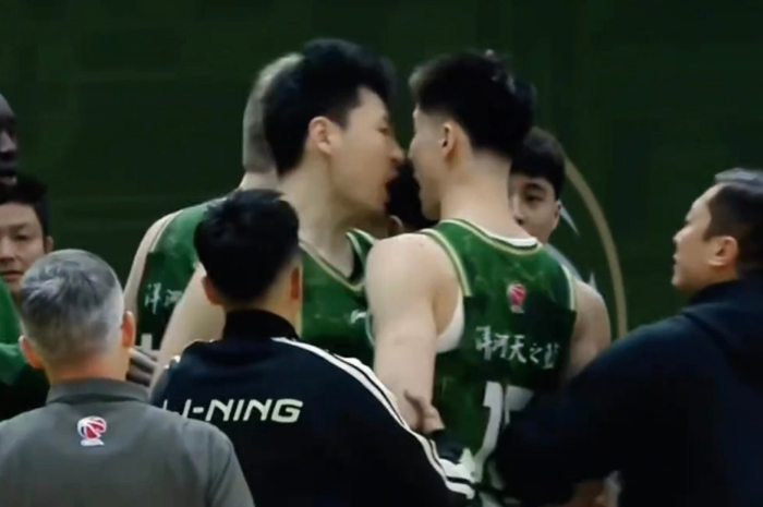 同曦男篮球员赵柏清郭昊文赛场争执升级为公开