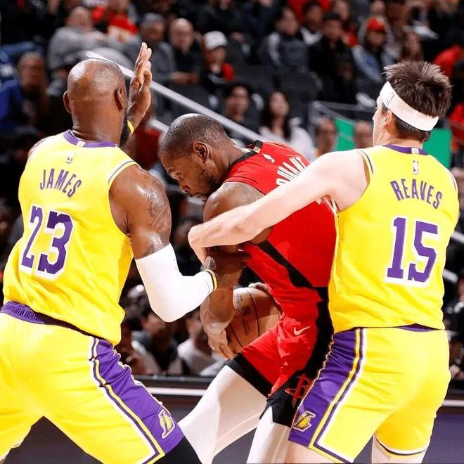 火箭湖人激战：杜兰特犯规成转折 伊森干扰球致