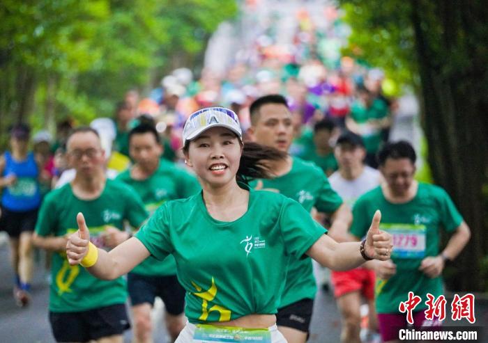 稻达安江 福地怀化：3000名跑友在雪峰山脚丈量杂